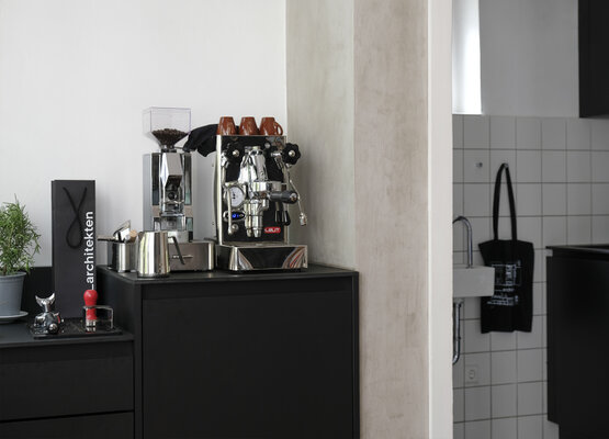 m_architekt:innen freuen sich über die nagelneue küche, kaffeecke und siebträgermachine